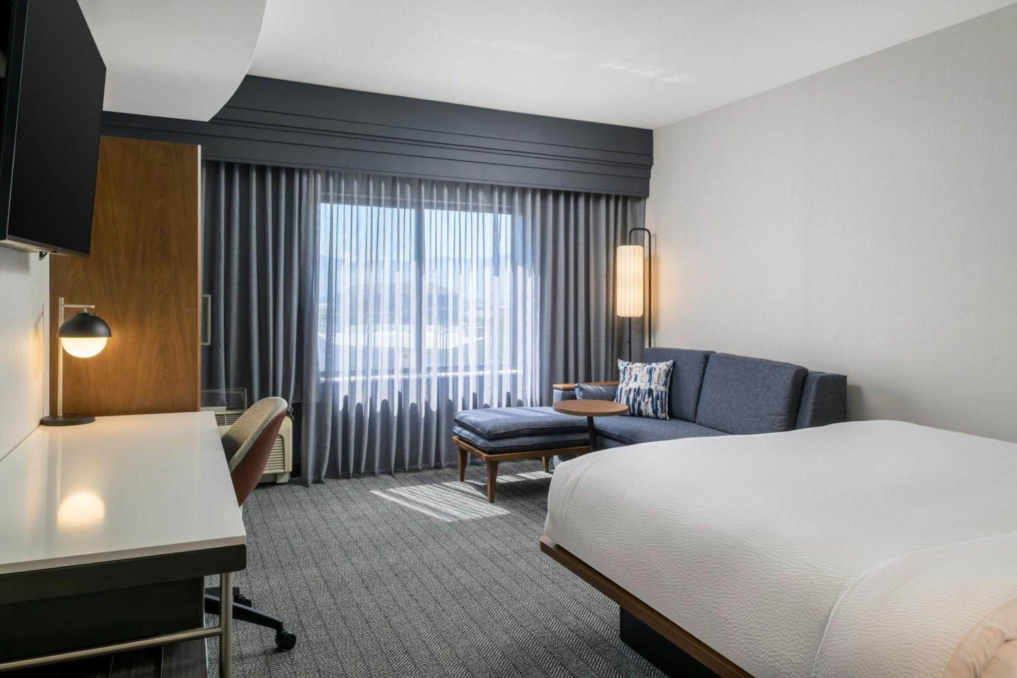 Courtyard Hotel 3*